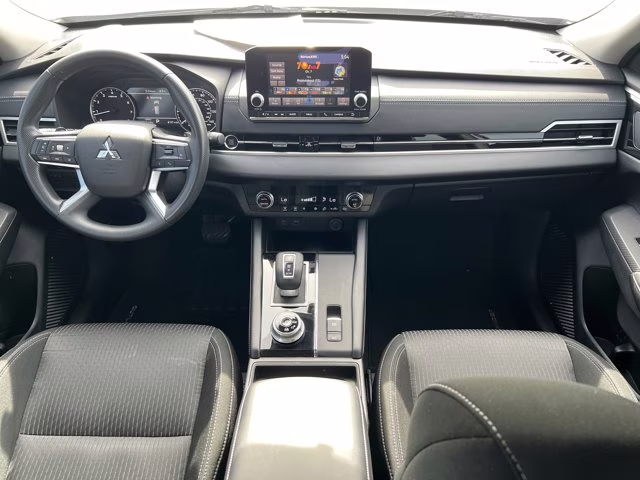 2022 White Mitsubishi Outlander ES 4X4 SUV
