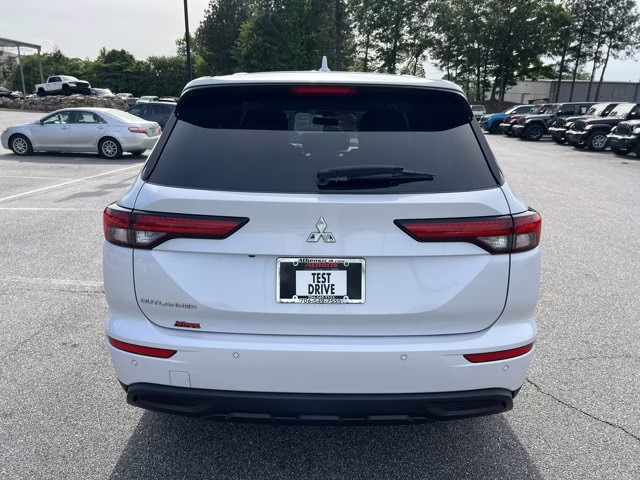 2022 White Mitsubishi Outlander ES 4X4 SUV