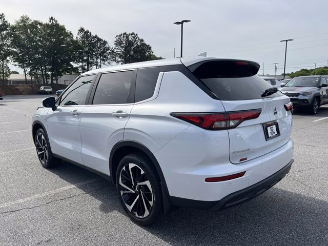 2022 White Mitsubishi Outlander ES 4X4 SUV