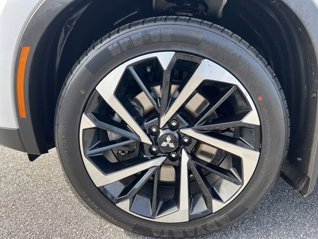 2022 White Mitsubishi Outlander ES 4X4 SUV