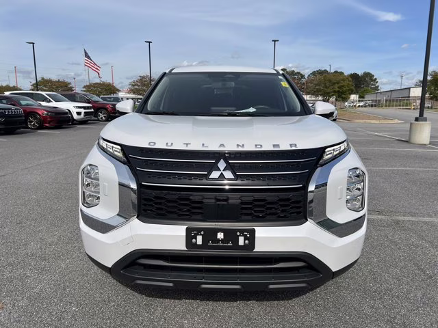 2022 White Mitsubishi Outlander ES 4X4 SUV