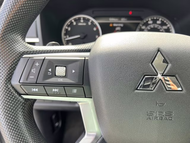 2022 White Mitsubishi Outlander ES 4X4 SUV