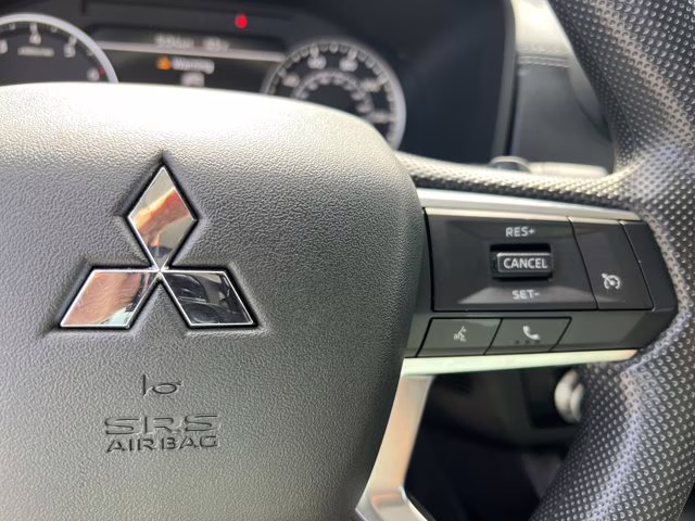 2022 White Mitsubishi Outlander ES 4X4 SUV
