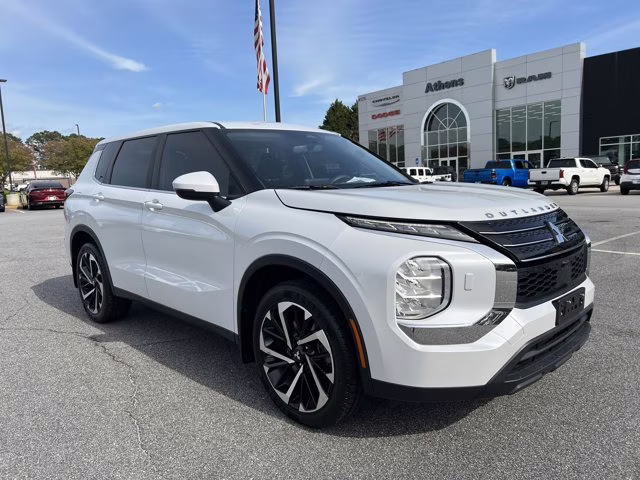 2022 White Mitsubishi Outlander ES 4X4 SUV