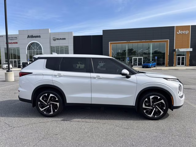 2022 White Mitsubishi Outlander ES 4X4 SUV
