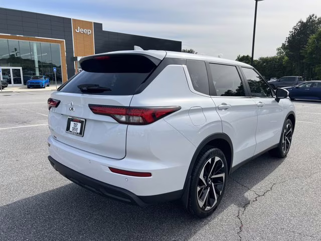 2022 White Mitsubishi Outlander ES 4X4 SUV