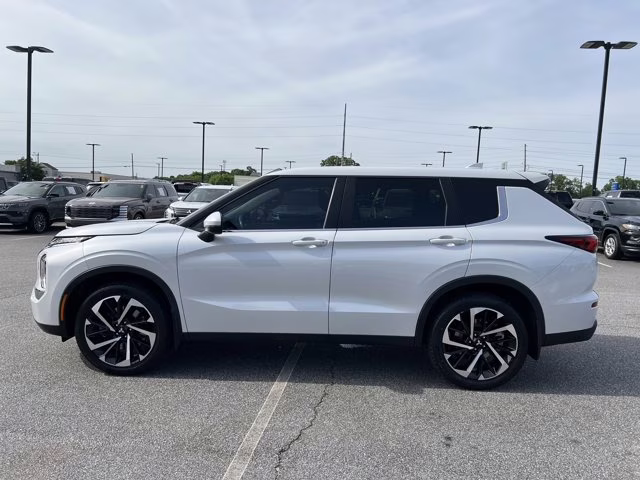 2022 White Mitsubishi Outlander ES 4X4 SUV