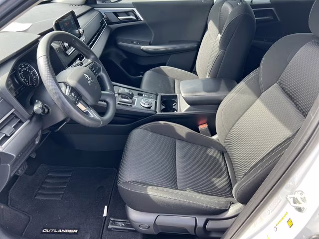 2022 White Mitsubishi Outlander ES 4X4 SUV