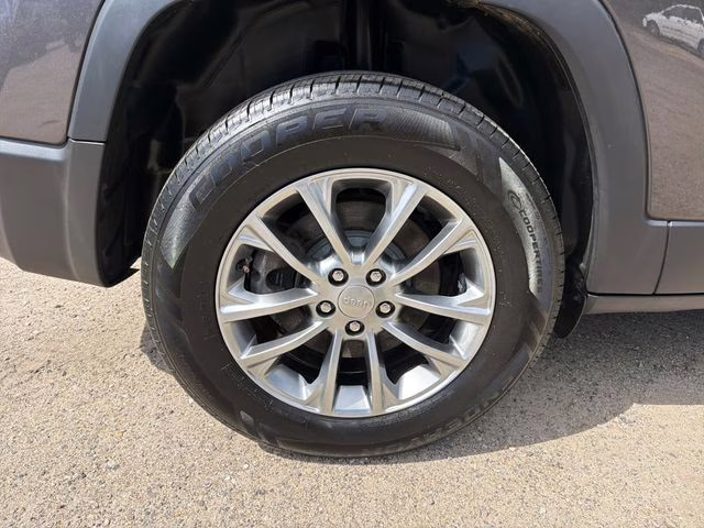 2021 Granite Crystal Metallic Clearcoat Jeep Cherokee Latitude Plus 4X4 SUV