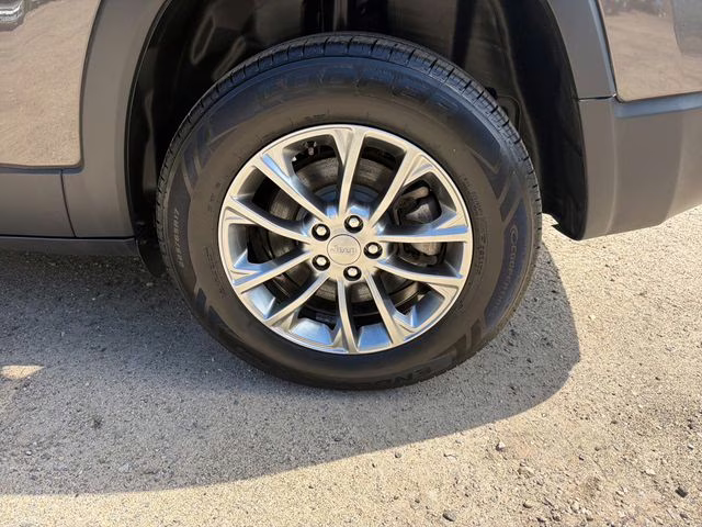 2021 Granite Crystal Metallic Clearcoat Jeep Cherokee Latitude Plus 4X4 SUV