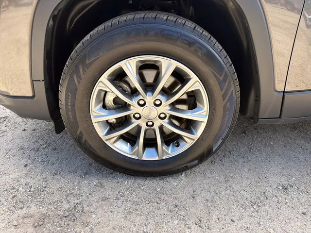 2021 Granite Crystal Metallic Clearcoat Jeep Cherokee Latitude Plus 4X4 SUV