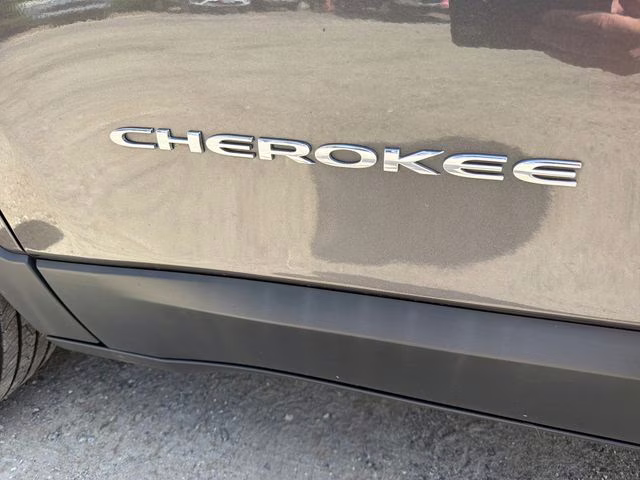 2021 Granite Crystal Metallic Clearcoat Jeep Cherokee Latitude Plus 4X4 SUV