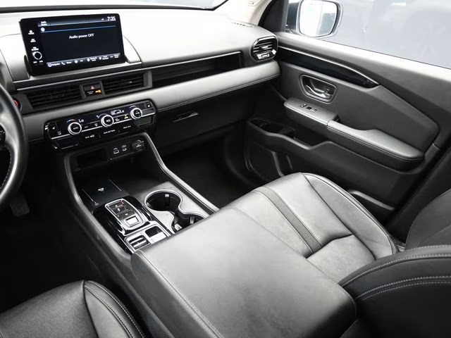 2023 White Honda Pilot Touring FWD SUV