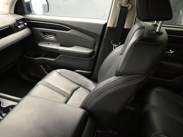 2023 White Honda Pilot Touring FWD SUV