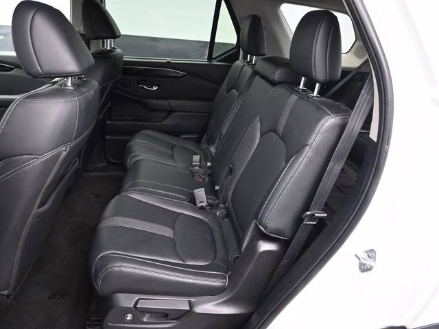 2023 White Honda Pilot Touring FWD SUV
