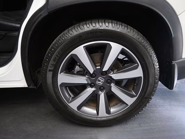 2023 White Honda Pilot Touring FWD SUV
