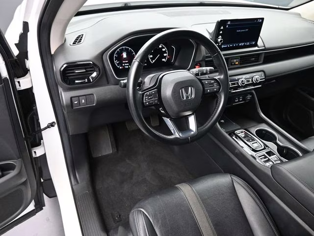 2023 White Honda Pilot Touring FWD SUV