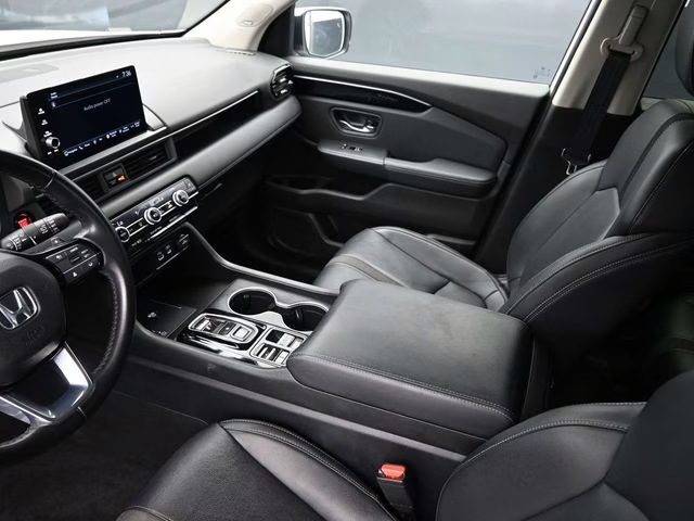 2023 White Honda Pilot Touring FWD SUV