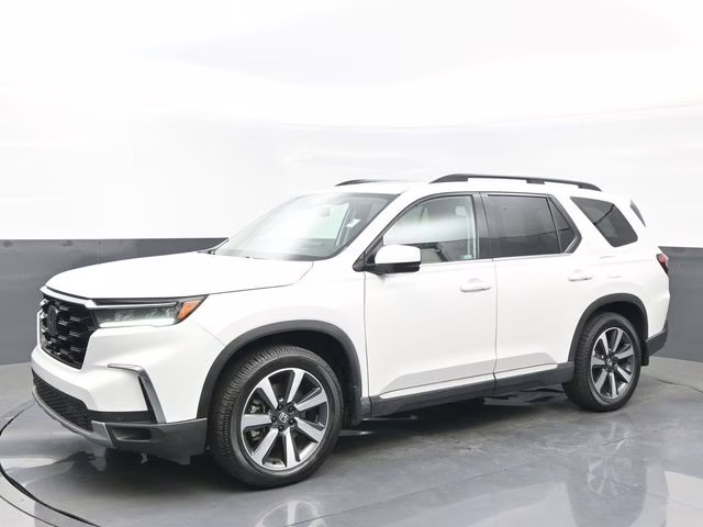 2023 White Honda Pilot Touring FWD SUV