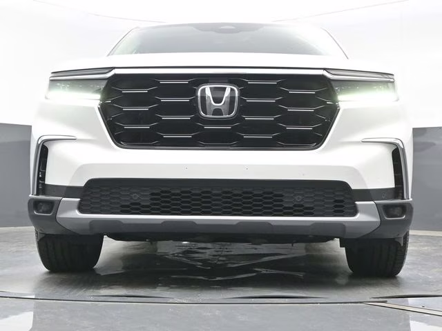 2023 White Honda Pilot Touring FWD SUV