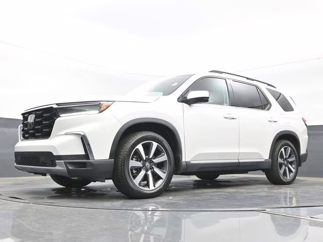 2023 White Honda Pilot Touring FWD SUV