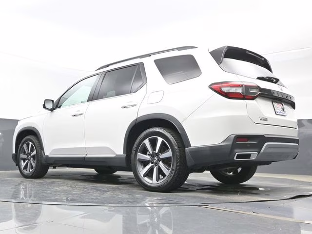2023 White Honda Pilot Touring FWD SUV