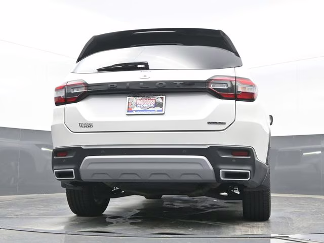2023 White Honda Pilot Touring FWD SUV