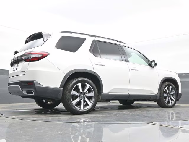 2023 White Honda Pilot Touring FWD SUV