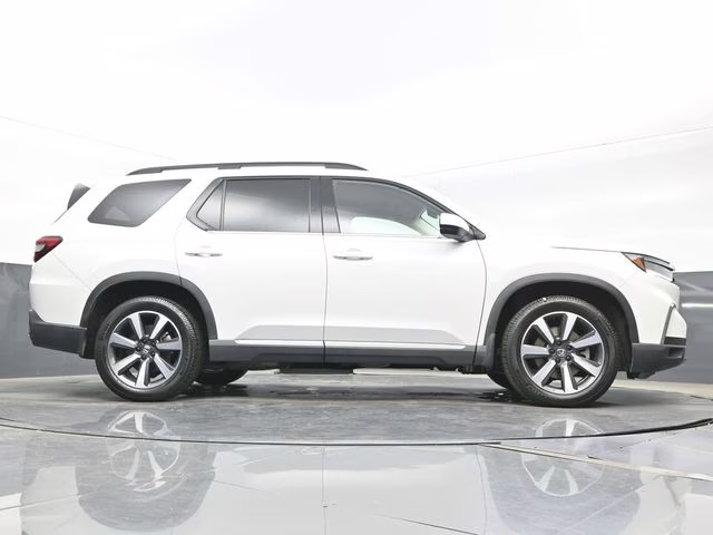 2023 White Honda Pilot Touring FWD SUV