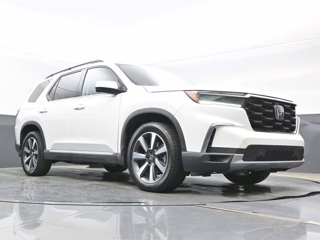 2023 White Honda Pilot Touring FWD SUV
