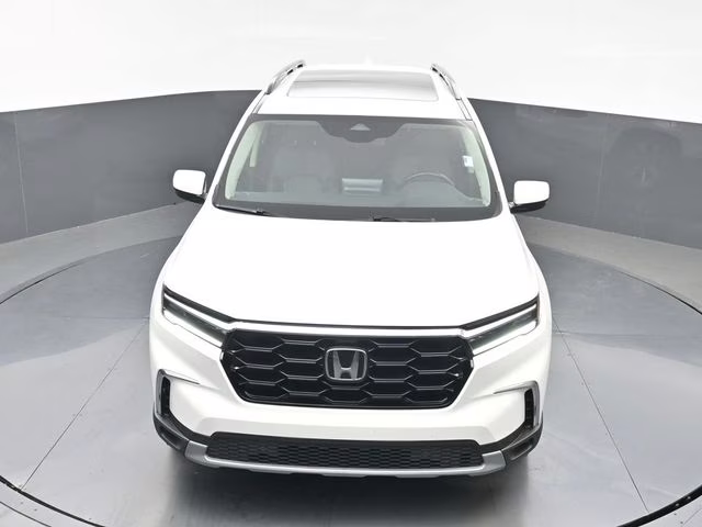2023 White Honda Pilot Touring FWD SUV