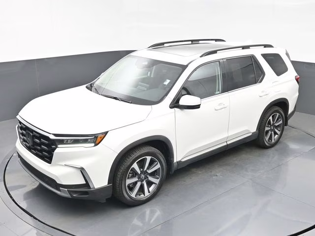 2023 White Honda Pilot Touring FWD SUV
