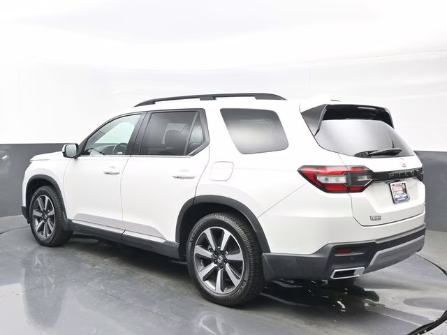 2023 White Honda Pilot Touring FWD SUV