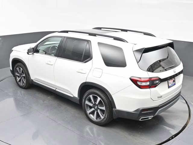 2023 White Honda Pilot Touring FWD SUV