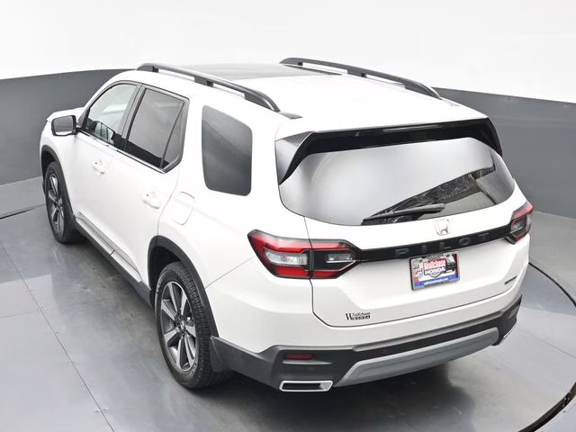 2023 White Honda Pilot Touring FWD SUV