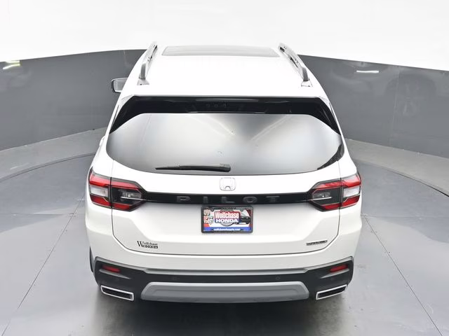 2023 White Honda Pilot Touring FWD SUV