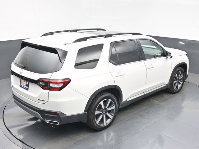 2023 White Honda Pilot Touring FWD SUV