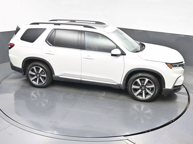 2023 White Honda Pilot Touring FWD SUV
