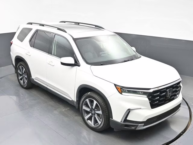 2023 White Honda Pilot Touring FWD SUV