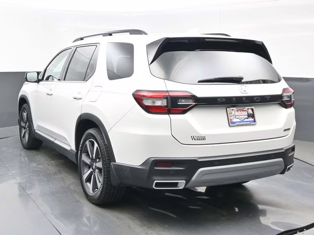 2023 White Honda Pilot Touring FWD SUV