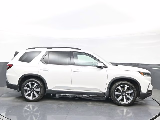 2023 White Honda Pilot Touring FWD SUV