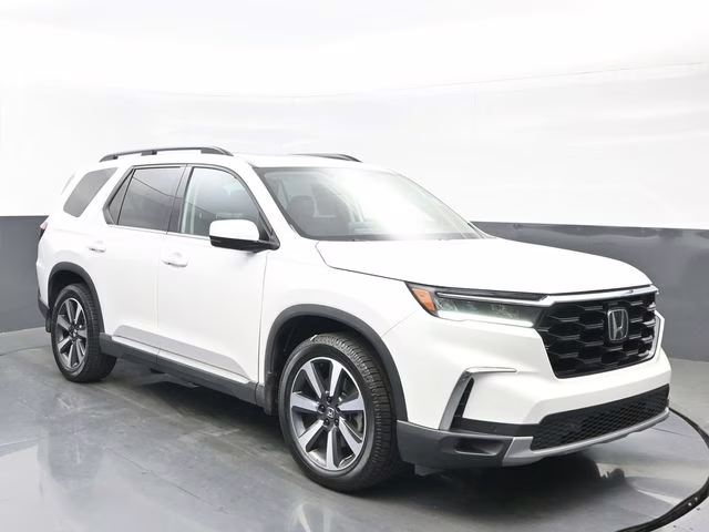 2023 White Honda Pilot Touring FWD SUV