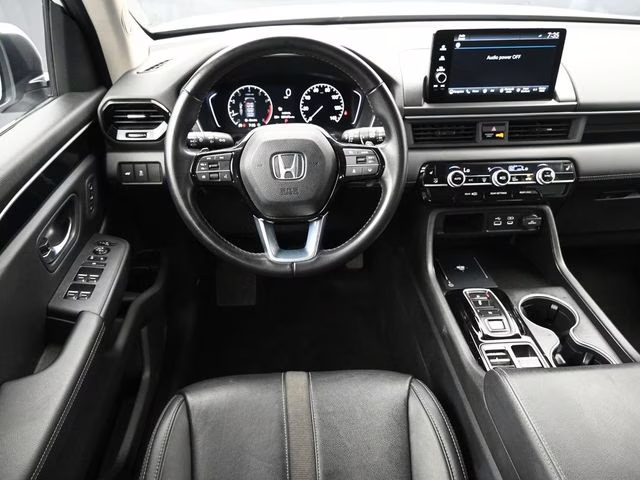 2023 White Honda Pilot Touring FWD SUV