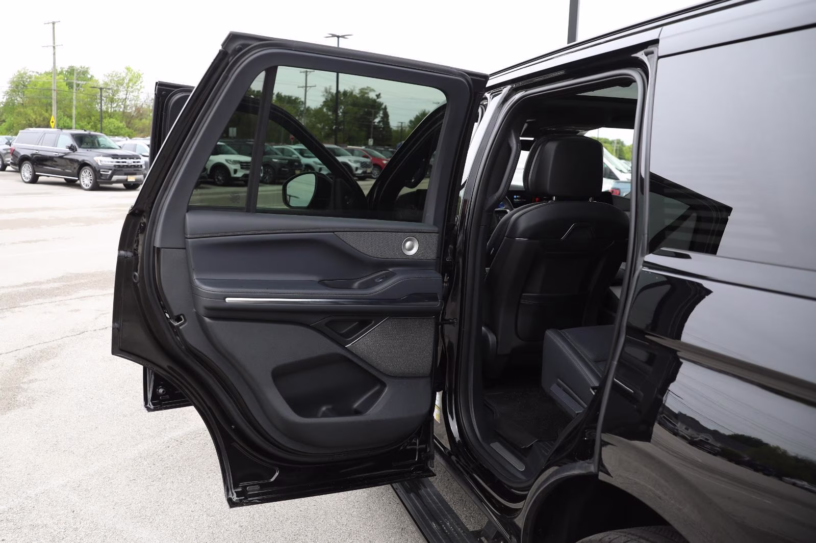 2025 Infinite Black Metallic Clearcoat Lincoln Navigator Reserve 4X4 SUV