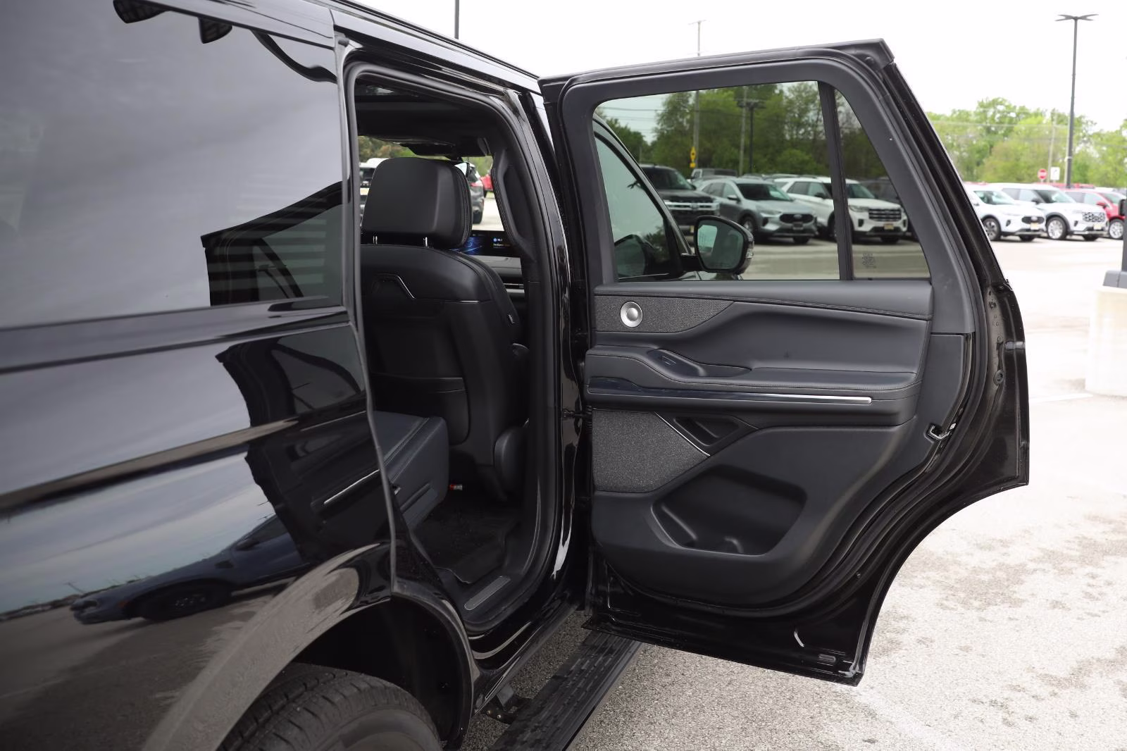 2025 Infinite Black Metallic Clearcoat Lincoln Navigator Reserve 4X4 SUV