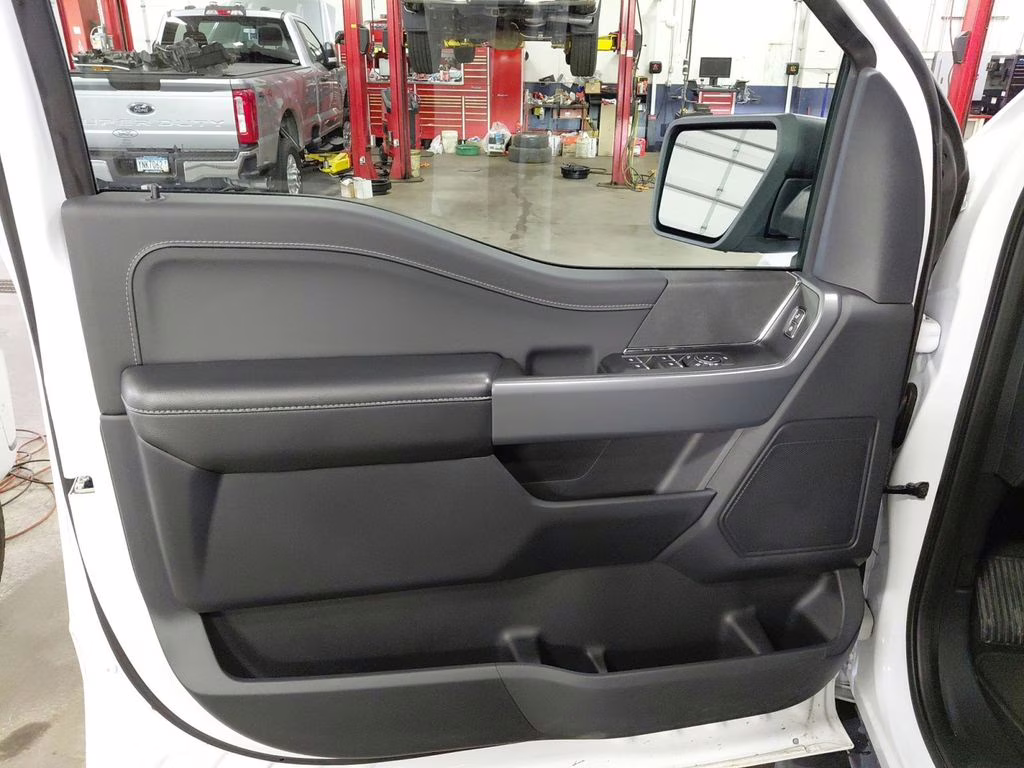 2025 Oxford White Ford F-150 XLT  w/Black Appearance Package 4X4 Truck