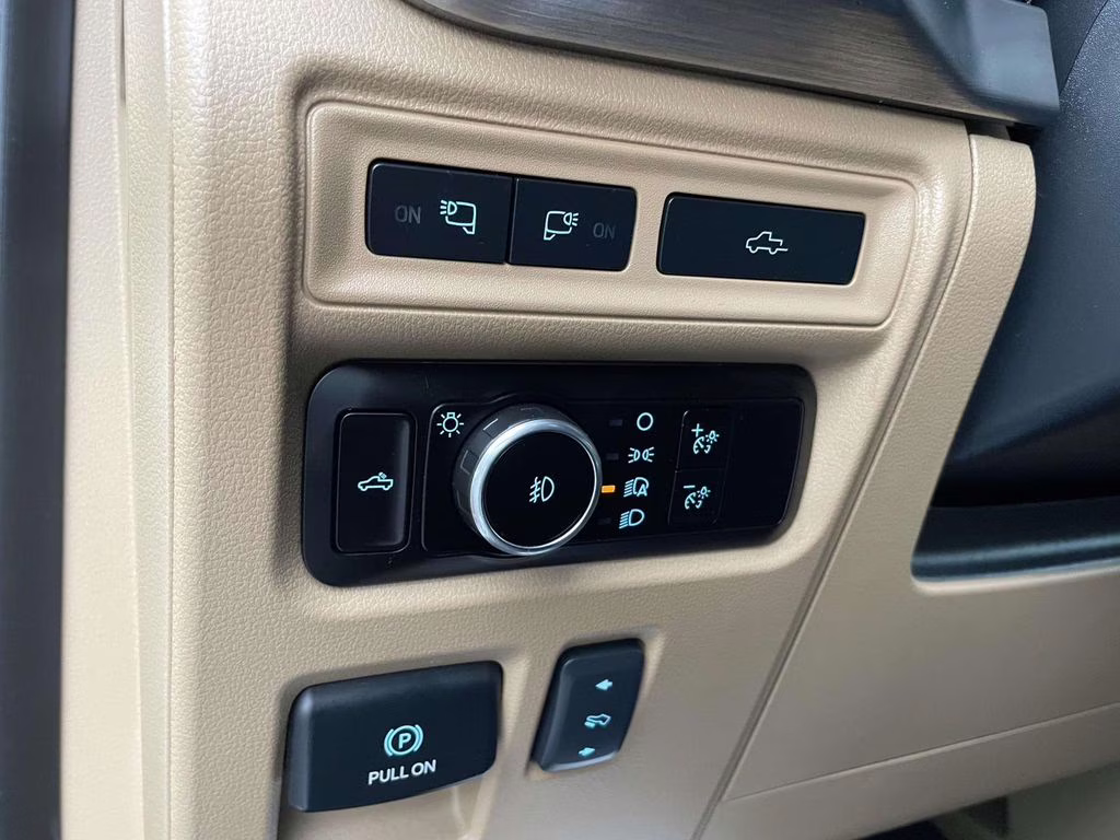 2023 White Ford F-150 Lariat 4X4 Truck