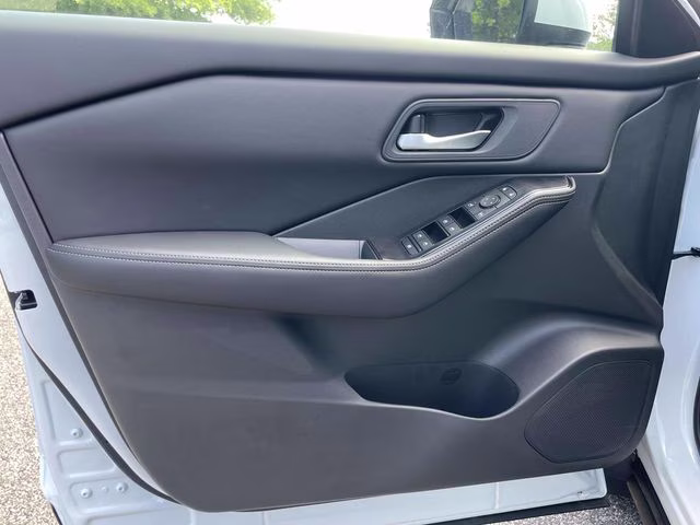 2026 Everest White Pearl Tricoat Nissan Rogue SV FWD SUV
