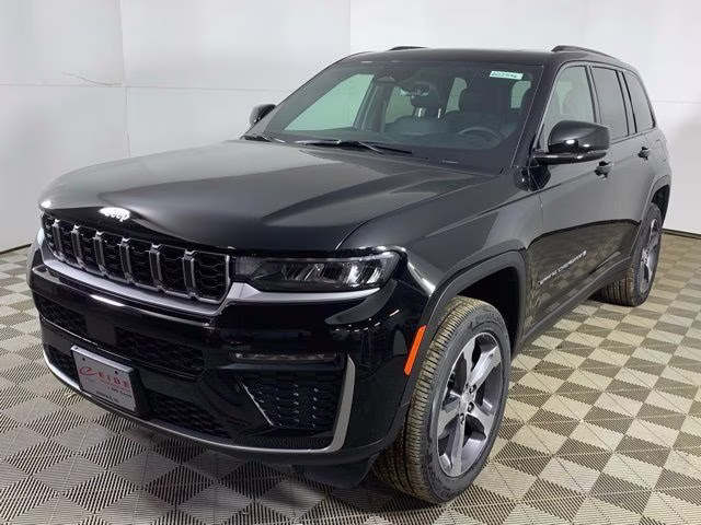 2026 Diamond Black Crystal Pearlcoat Jeep Grand Cherokee Limited 4X4 SUV
