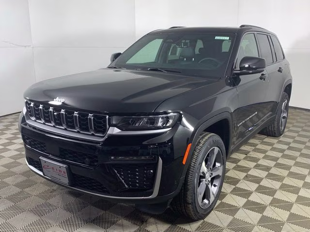 2026 Diamond Black Crystal Pearlcoat Jeep Grand Cherokee Limited 4X4 SUV